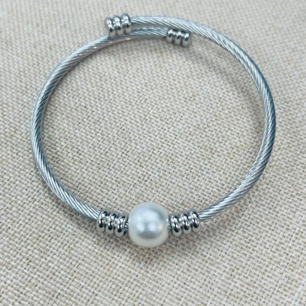 Stainless Steel Bangle with a Pearl Detail. Color Silver.